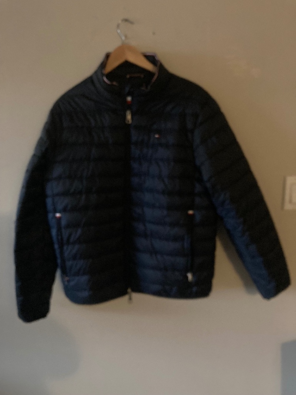 Tommy Hilfiger mens' lightweight puffer jacket in navy size M
